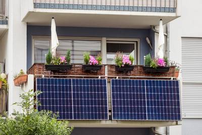 Steckersolargerät am Balkon © maryana - stock.adobe.com adobestock 1712367178 maryana