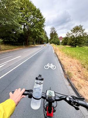 Die neue Fahrradpiktogrammkette auf der L268 talwärts zwischen Heisterbacherrott und Oberdollendorf erhöht die Sichtbarkeit des Radverkehrs. © Stadt Königswinter Die neue Fahrradpiktogrammkette auf der L268 talwärts zwischen Heisterbacherrott und Oberdollendorf erhöht die Sichtbarkeit des Radverkehrs.