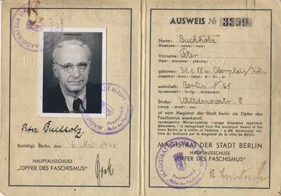 Ausweis von Peter Buchholz © Stadtarchiv Aufgeklappter Ausweis mit Bild