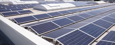 Zahlreiche Photovoltaik-Panels auf einem Dach