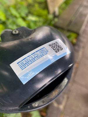 Aufkleber mit QR-Code: Einfaches Scannen ermöglicht Meldung von Schäden und Überfüllungen