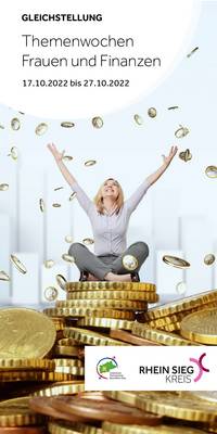 Eine Frau sitzt lachend auf einem Berg von Geld und streckt die Hände nach oben