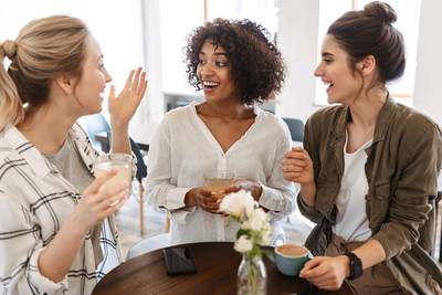 Symbolbild Frauen unterhalten sich im Café