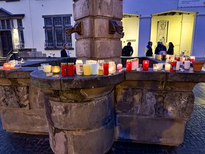 Gedenkkerzen am Brunnen