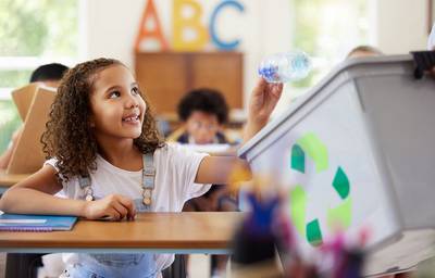 Grundschulkinder lernen, wie sie Müll recyclen