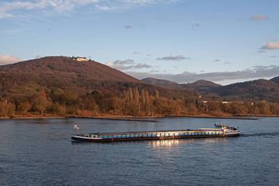 Schifffahrt auf dem Rhein mit herbstlichem Siebengebirge im Hintergrund