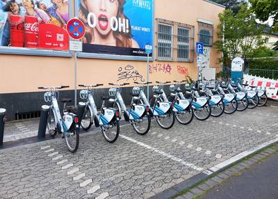 E-Bike-Mietstation der RSVG in Königswinter-Oberpleis. 11 Räder stehen auf dem Bild an der Mietstation.