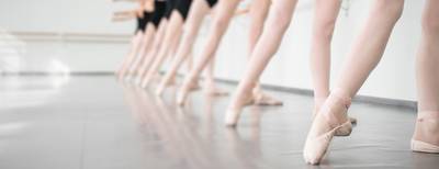 Eine Reihe von Ballettschülern in Spitzenschuhe im Ballettunterricht.
