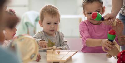 Kinder musizieren in der Gruppe