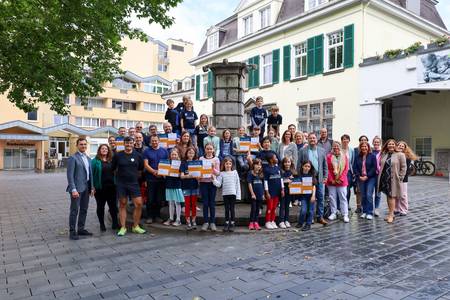 Schülerinnen und Schüler mit ihren Auszeichnungen vor dem Rathaus Königswinter