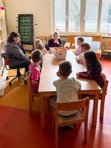 Die Bürgermeisterin unterhält sich mit den Kita-Kindern