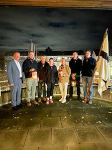 Die Pfadfinder übergeben das Friedenslicht © privat Bürgermeisterin Heike Jüngling und Erster Beigeordneter Torsten Funken nehmen das Friedenslicht für die Verwaltung entgegen