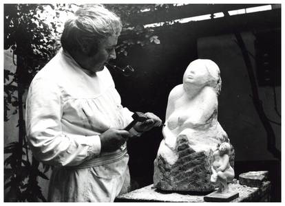 Ernemann Sander (1925–2020) bei der Arbeit an der Marmorskulptur „Sonnenschein“, 1972. © Foto: F. Pfau Ernemann Sander (1925–2020) bei der Arbeit an der Marmorskulptur „Sonnenschein“, 1972.