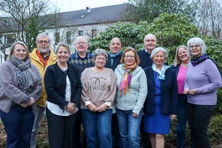 Bürgermeisterin Heike Jüngling (2.v.li) und Mitabeiterinnen des Geschäftsbereiches Soziales und Generationen mit der neugewählten Seniorenvertretung Königswinter © Stadt Königswinter/Pressestelle Bürgermeisterin Heike Jüngling (2.v.li) und Mitabeiterinnen des Geschäftsbereiches Soziales und Generationen mit der neugewählten Seniorenvertretung Königswinter