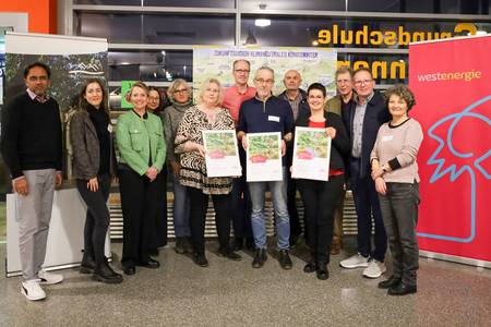 Die Preisträgerinnen und Preisträger zusammen mit Vertretern der Stadtverwaltung und westenergie