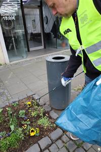 Auch rund um Mülleimer liegen viele Zigaretten