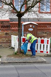 Auch an Sträuchern und Plätzen an der Rheinallee wird Müll gesammelt