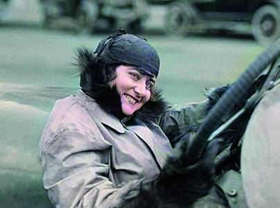 Unbekannte Dame am Steuer eines Autos