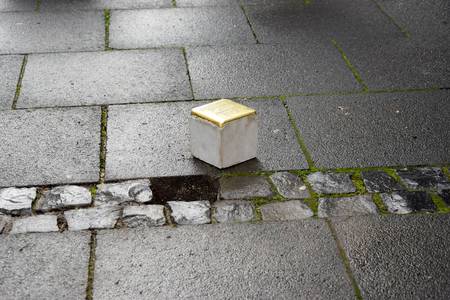 Ein einzelner Stolperstein vor der vorbereiteten Verlegestelle
