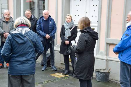 Die Teilnehmenden der Stolpersteinverlegung gedenken der Opfer