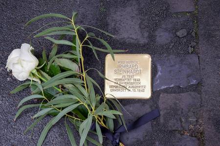 Der Stolperstein für Irmgard Stefanie Steinhardt an der Hauptstraße 380
