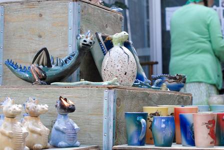 Ein Stand mit Töpfereien am Kunsthandwerkermarkt