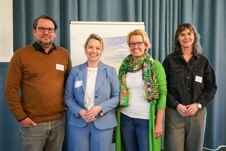 Geschäftsbereichsleiter des städtischen Jugendamtes, Christian Weuthen, Bürgermeisterin Heike Jüngling, Netzwerkkoordinatorin Angela Stang-Schlitt und Annett Volmer vom LVR beim Auftakt des „Netzwerks Kinderschutz“ (v.li.n.re)