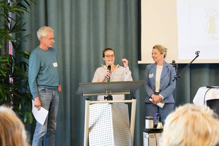 Zwei Vertreter:innen der Hannah-Stiftung gegen sexuelle Gewalt skizzieren ein geplantes theaterpädagogisches Pilotprojekt