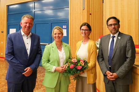 Die neu gewählte Beigeordnete Nadja Johnen (2.v. re) vervollständigt den Verwaltungsvorstand der Stadt Königswinter. © Stadt Königswinter/Pressestelle Die neu gewählte Beigeordnete Nadja Johnen (2.v. re) vervollständigt den Verwaltungsvorstand der Stadt Königswinter.