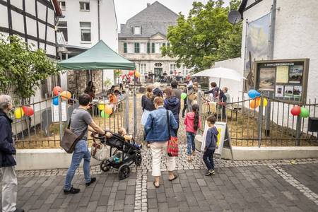 Das Museumsfest in Königswinter-Altstadt © Helmut Reinelt Blick auf den Eingang mit Gästen des fests