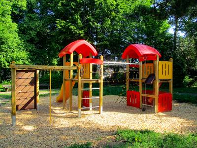 Das neue Spielgerät auf dem Spielplatz in Boseroth © Stadt Königswinter Das neue Spielgerät mit Rutsche und Klettermöglichkeiten