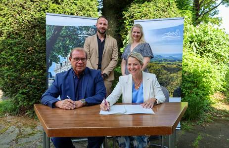 Vertragsunterzeichnung zwischen der Stadt Königswinter und dem neuen Betreiber PROVA Unternehmensberatung GmbH © Stadt Königswinter/Pressestelle Vertreter der PROVA Unternehmensberatung GmbH zusammen mit Bürgermeisterin Heike Jüngling und Geschäftsbereichsleiterin Schule und Sport Helga Büchner