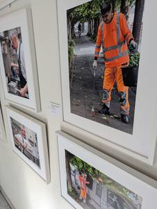 Einblick in die AWO-Fotouasstellung © Stadt Königswinter/Pressestelle Vier Bilder der Ausstellung in weißen Rahmen an einer Wand