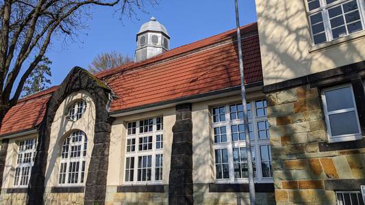 Gebäude: Turnhalle "Am Palastweiher" © Stadt Königswinter/Pressestelle Fensterfront der Turnhalle