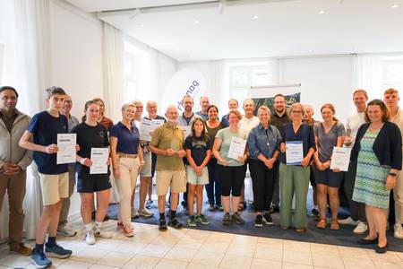 Die Gewinnerinnen und Gewinner des diesjährigen STADTRADELN wurden von der Stadt Königswinter und rhenag Energie ausgezeichnet. © Stadt Königswinter/Pressestelle Gruppenbild der Gewinner:innen
