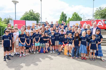 Für ihr Engagement im Energie- und Klimaschutzprogramm „Schlau Unterwegs“ wurden die Energieteams der neun Königswinterer Schulen durch die Stadt Königswinter ausgezeichnet. © Stadt Königswinter/Pressestelle Die Schülerinnen und Schüler und weitere Akteure von "Schlau unterwegs"