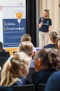 Janike Klement, Projetkoordinatorin von Schlau unterwegs © Stadt Königswinter/Pressestelle Janike Klement spricht vor Publikum