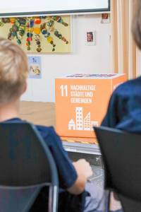 Schlau unterwegs © Stadt Königswinter/Pressestelle Ein Würfel mit dem Aufdruck "11 nachhaltige Städte und Gemeinden"