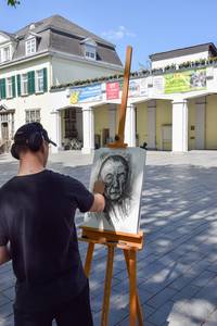 Ein Künstler beim Wet Painting auf dem Rathausplatz Königswinter © Stadt Königswinter Das Kunstwerk konnte im Anschluss ersteigert werden