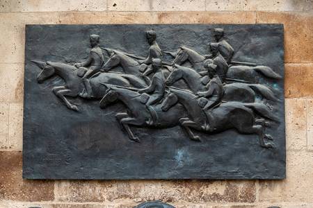 Bronzerelief am Alten Zoll in Bonn © Gero Sander Relief mit einer Darstellung von Reitern und Pferden