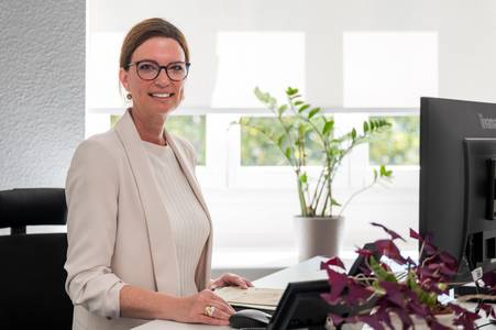 Nadja Johnen ist seit dem 01.09.26 Beigeordnete im Dezernat II © Frank Homann Nadja Johnen an ihrem Schreibtisch