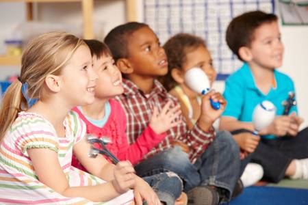 Fünf Kinder musizieren gemeinsam © Monkey Business - stock.adobe.com Fünf Kinder musizieren gemeinsam