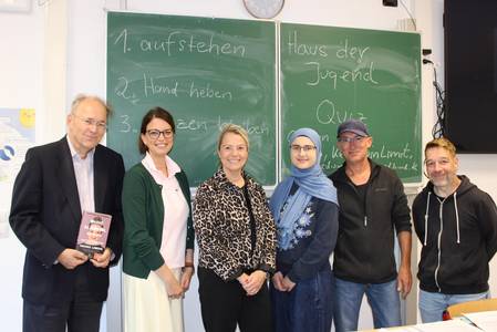 v.l.n.r. Dr. Fröhlich, Fr. Johnen, Fr. Jüngling, Cennet Cam (Schülerin), Hr. Breetzke und Hr. Brauer  (KJA Bonn/Häuser der Jugend)