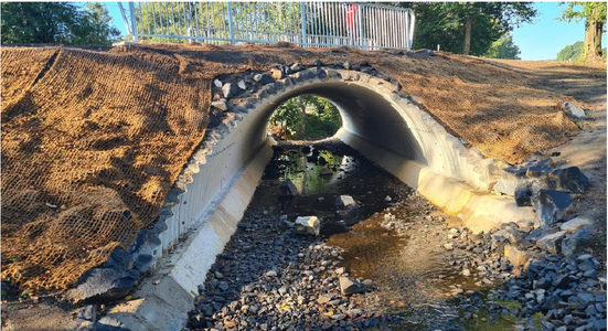Der Ersatzneubau des Brückenbauwerks über den Quirrenbach zwischen Rostingen und Gratzfeld wurde erfolgreich fertiggestellt und die Grünflächen angelegt. © Stadt Königswinter Der Ersatzneubau des Brückenbauwerks über den Quirrenbach zwischen Rostingen und Gratzfeld wurde erfolgreich fertiggestellt und die Grünflächen angelegt.