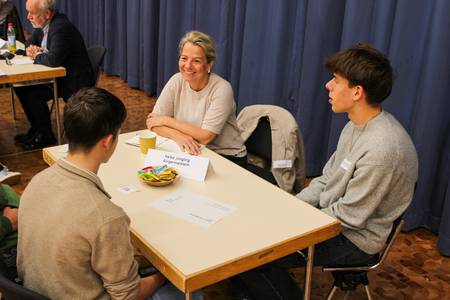 Bürgermeisterin Heike Jüngling und Jugendliche beim Speed-Debating © Stadt Königswinter Bürgermeisterin Heike Jüngling und Jugendliche beim Speed-Debating