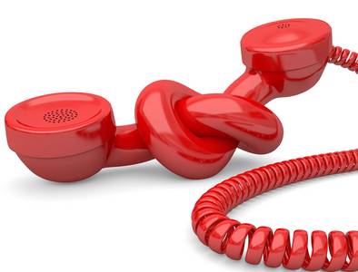 Rotes Telefon mit Knoten in der Leitung