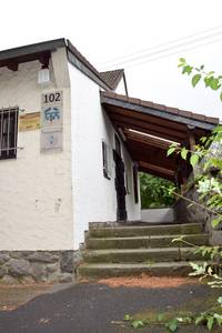 HausJugendEingangTreppe low
