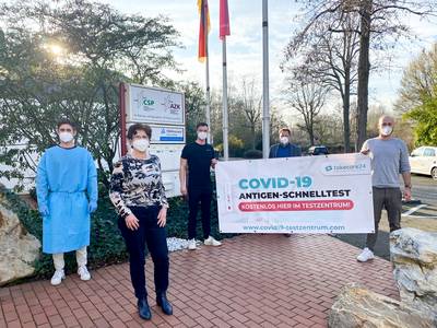 v.l.n.r. Philipp Fischer (Mitarbeiter Testzentrum), Dr. Ulrike Buschmeier (Geschäftsführerin AZK), Timo Bollé (Projektleiter), Bürgermeister Lutz Wagner und Tobias Cronenberg (Projektleiter) beim Start des ersten Corona-Schnelltestzentrums im Arbeitnehmer-Zentrum in Königswinter.