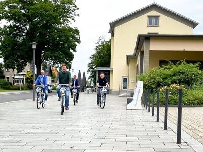 Bürgermeister Lutz Wagner testete das System am Bahnhof Königswinter zusammen mit dem Fachbereichsleiter Verkehr und Mobilität des Rhein-Sieg-Kreises, Herrn Dr. Berbuir, dem Geschäftsführer der RSVG, Herrn Otto und dem Account-Manager von nextbike, Herrn Löhr.