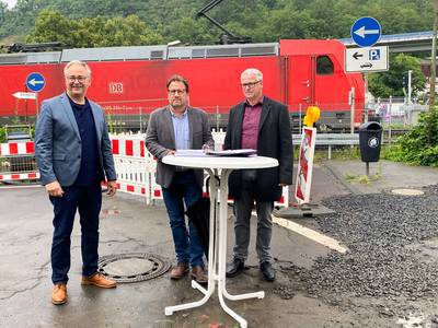 Technischer Dezernent Theo Krämer, Bürgermeister Lutz Wagner und Albert Koch, Geschäftsbereichsleiter Tief- und Gartenbau bei der Unterzeichnung der Vereinbarung